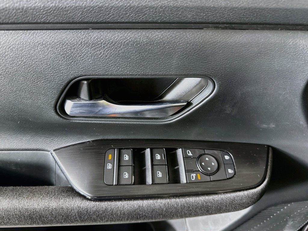 Certified 2025 Nissan Kicks SV FWD image 21