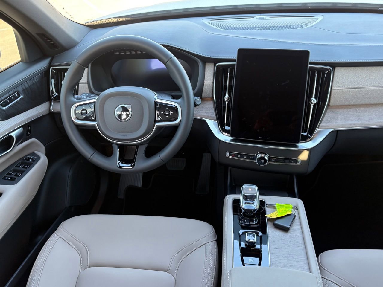 New 2026 Volvo XC90 B6 Plus w/ Protection Package Premier image 8