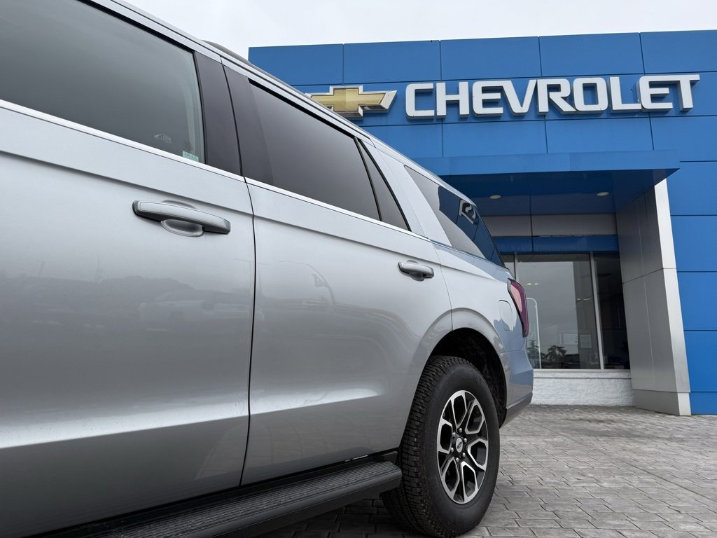 Used 2024 Ford Expedition XLT image 3