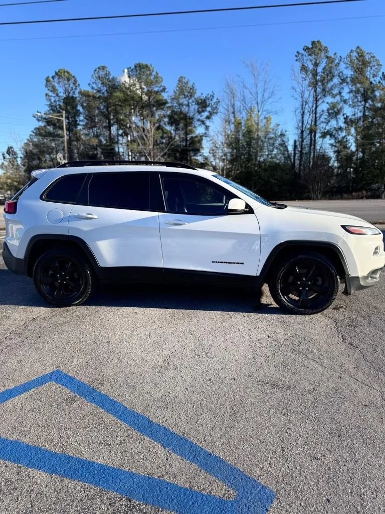 Used 2016 Jeep Cherokee Latitude w/ Cold Weather Group AWD/4WD image 4