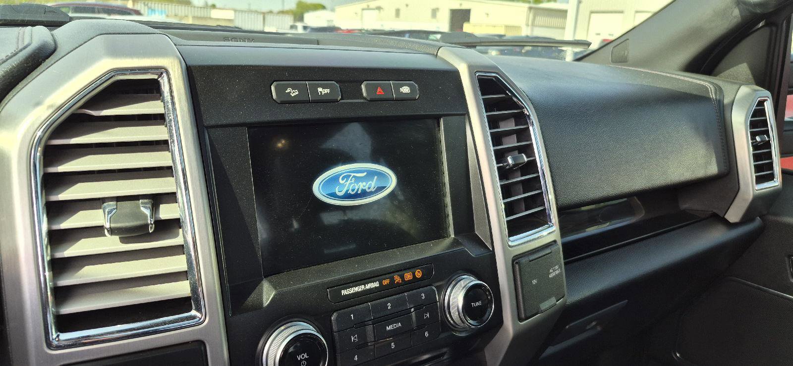 Used 2016 Ford F150 Platinum w/ Equipment Group 701A Luxury AWD/4WD image 9