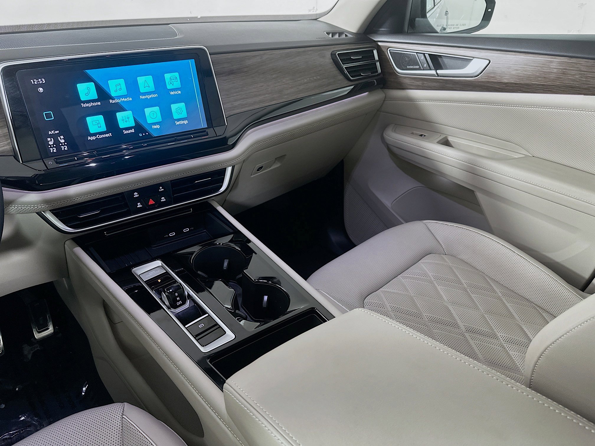 Certified 2025 Volkswagen Atlas SEL Premium R-Line image 24