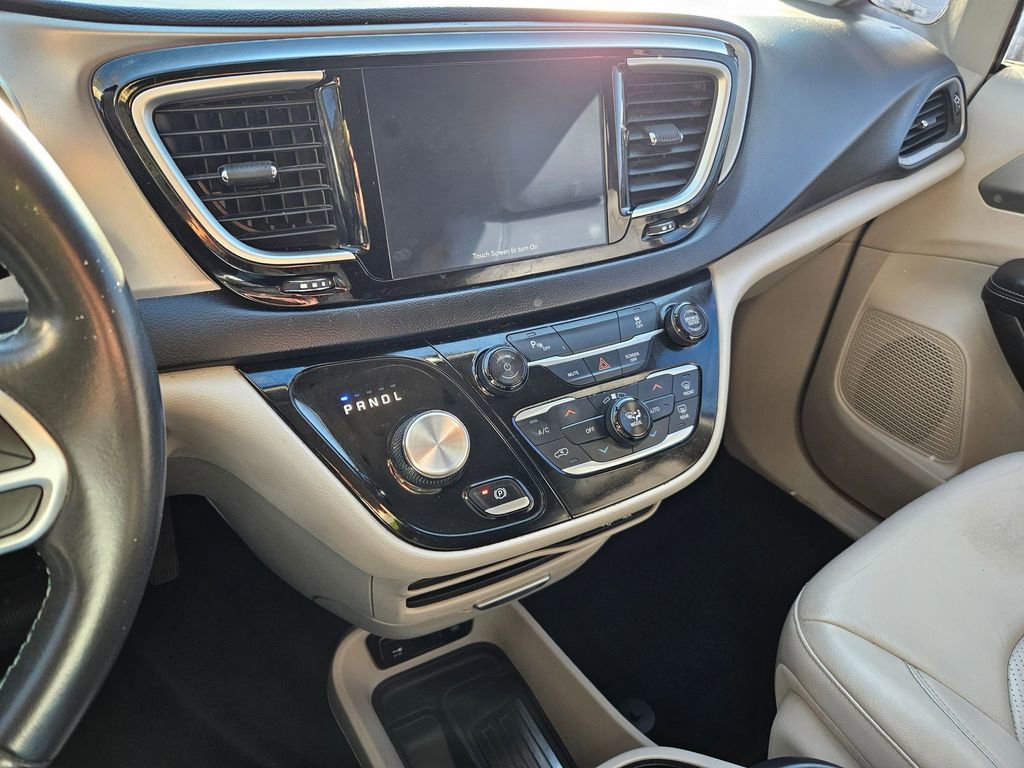 Certified 2018 Chrysler Pacifica Touring-L image 22