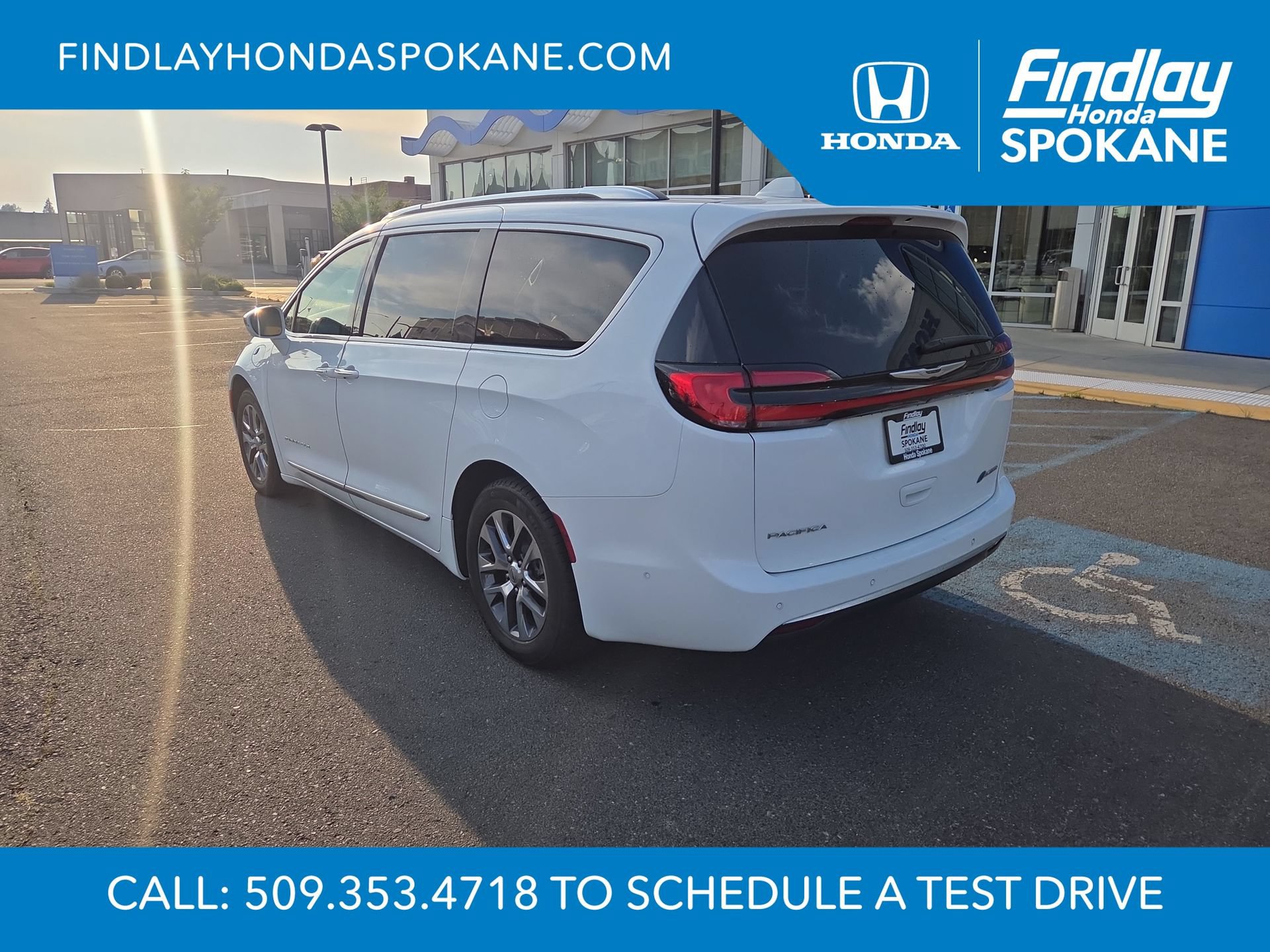 Used 2022 Chrysler Pacifica Pinnacle FWD image 3