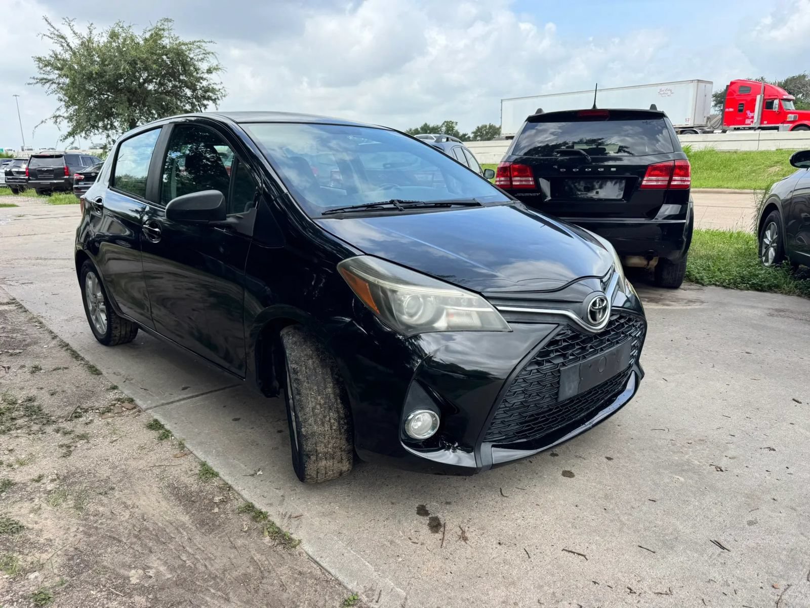 Used 2015 Toyota Yaris SE FWD image 4