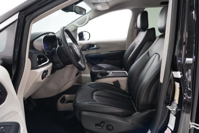 Used 2024 Chrysler Pacifica Touring-L image 16