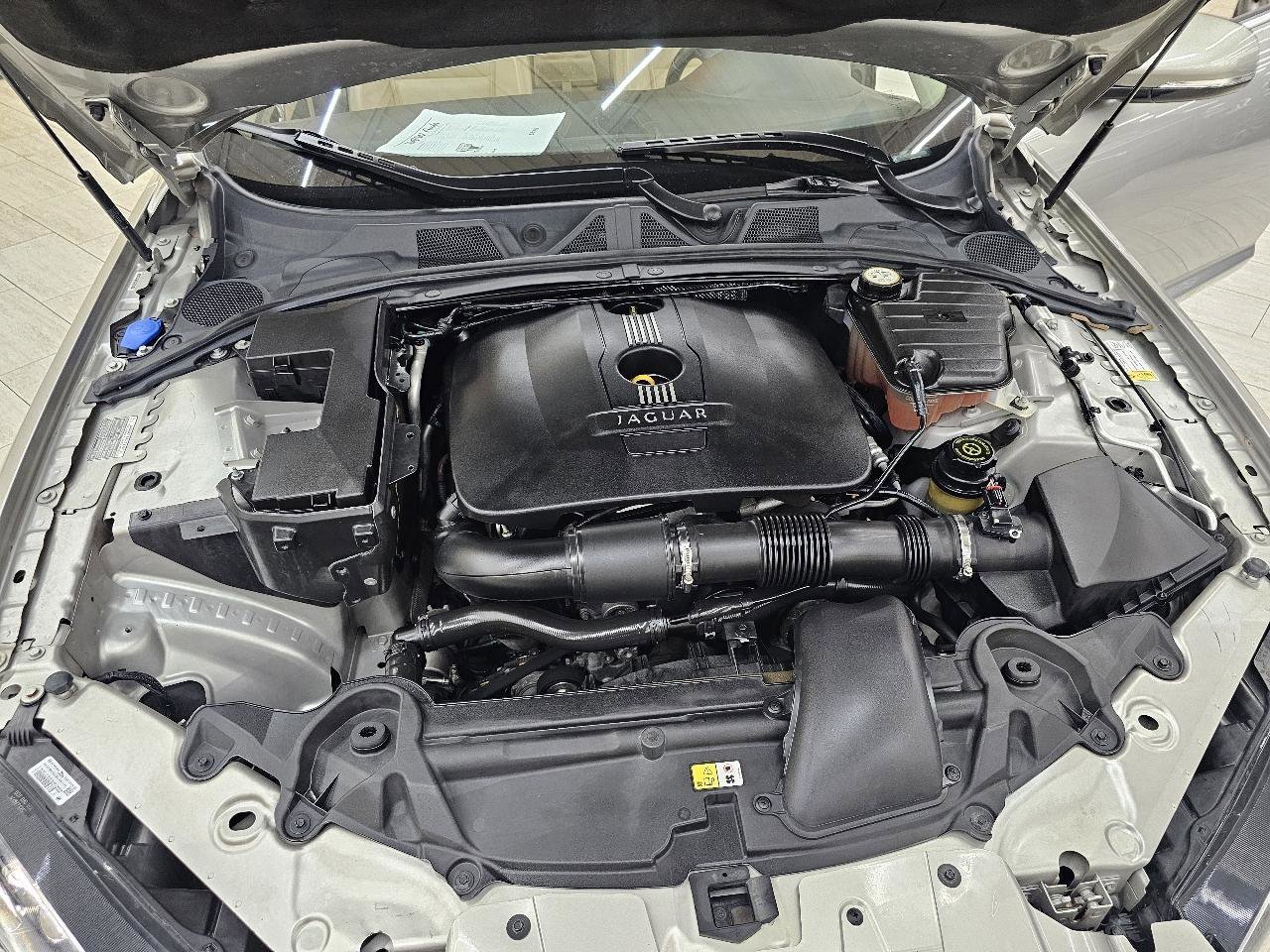 Used 2013 Jaguar XF image 40