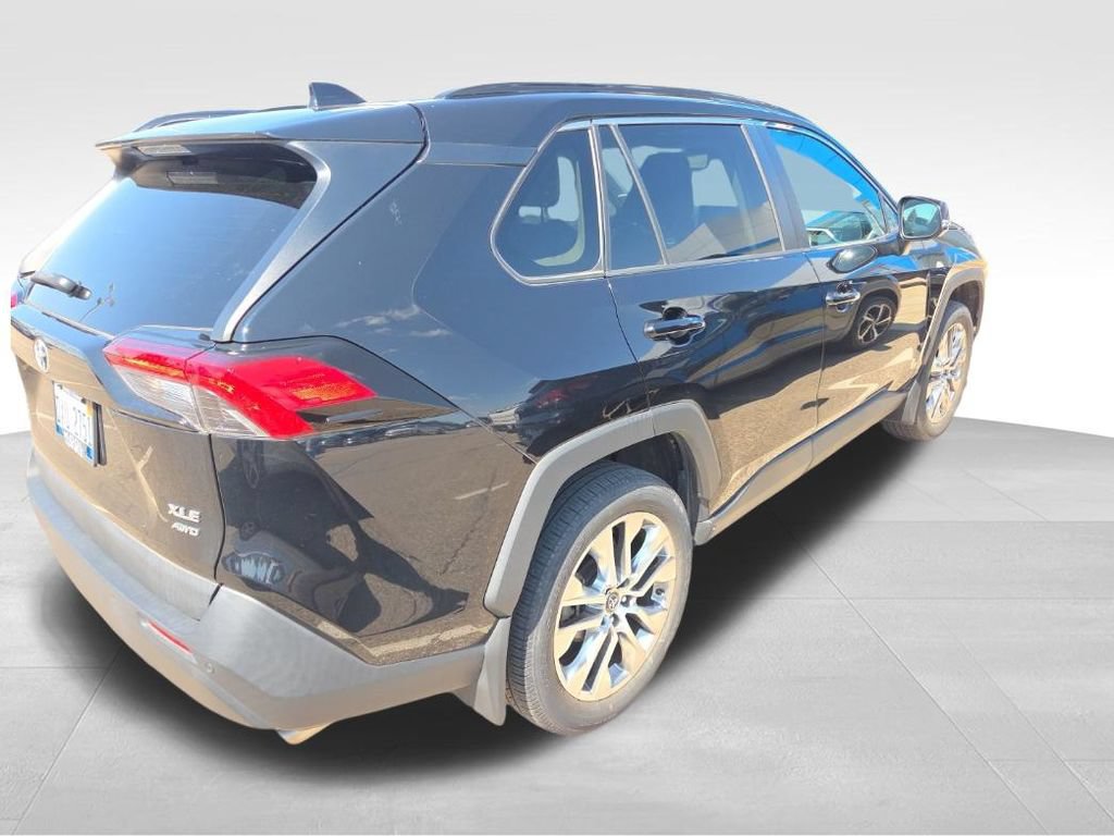 Used 2021 Toyota RAV4 XLE Premium AWD/4WD image 4