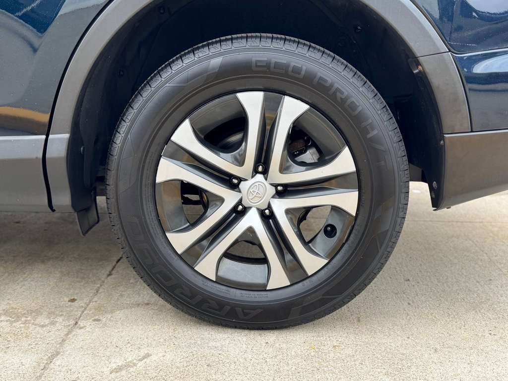 Used 2018 Toyota RAV4 LE image 6