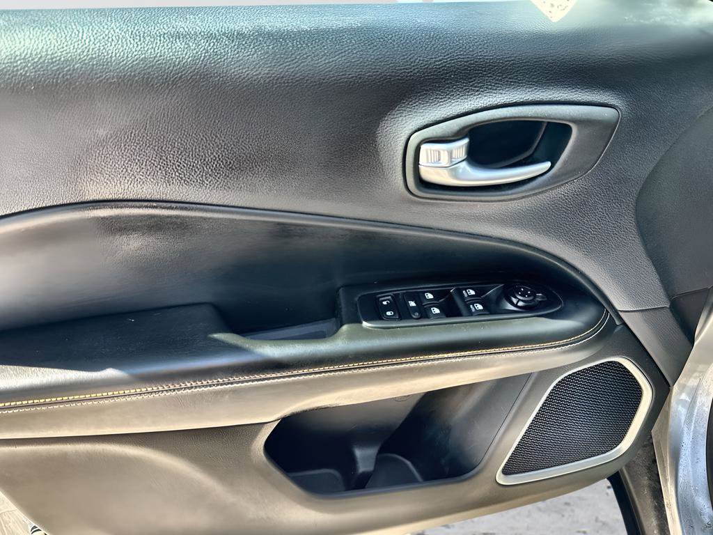 Used 2018 Jeep Compass Latitude w/ Cold Weather Group AWD/4WD image 8