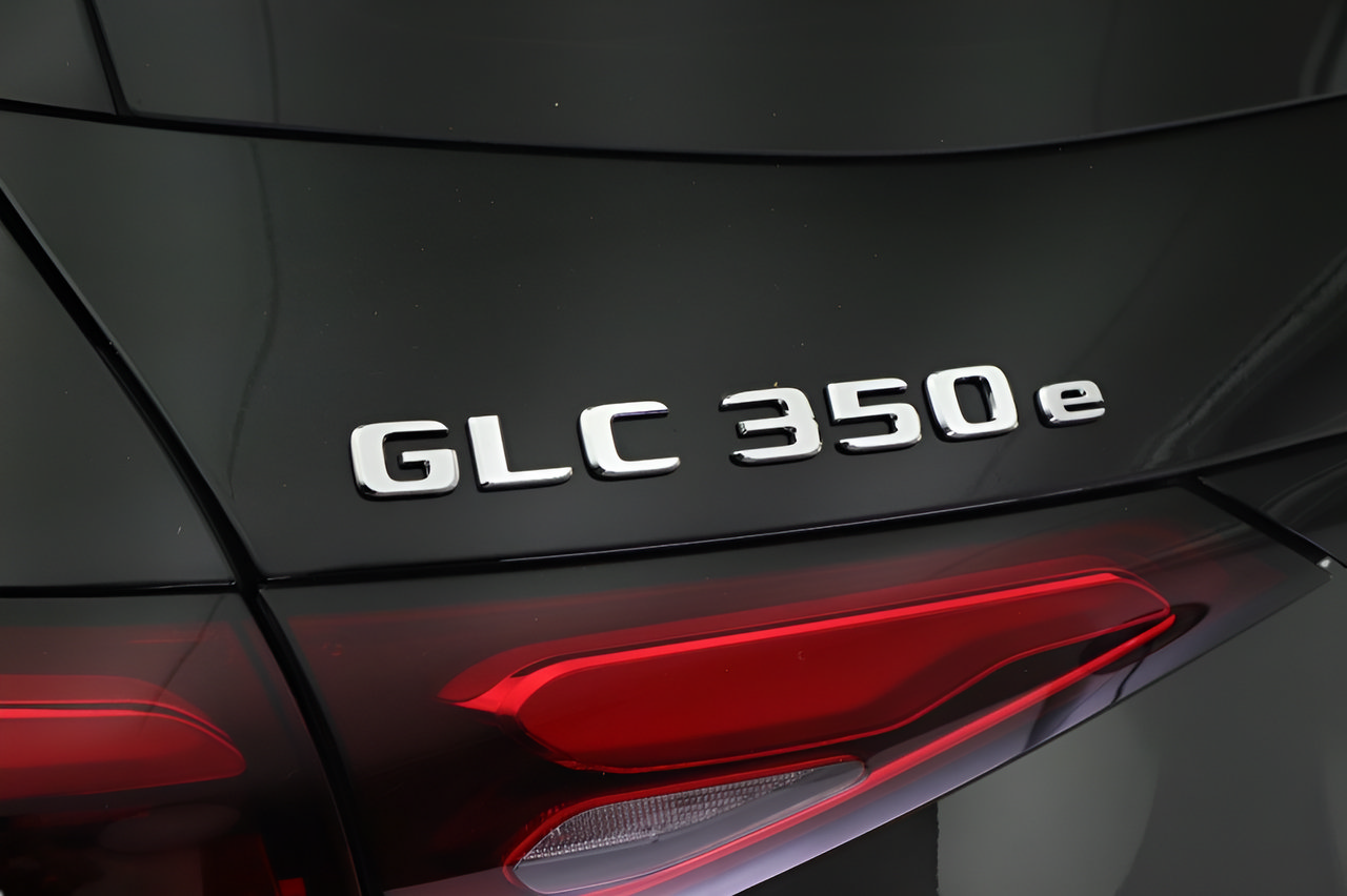 Used 2025 Mercedes-Benz GLC 350e 4MATIC image 19