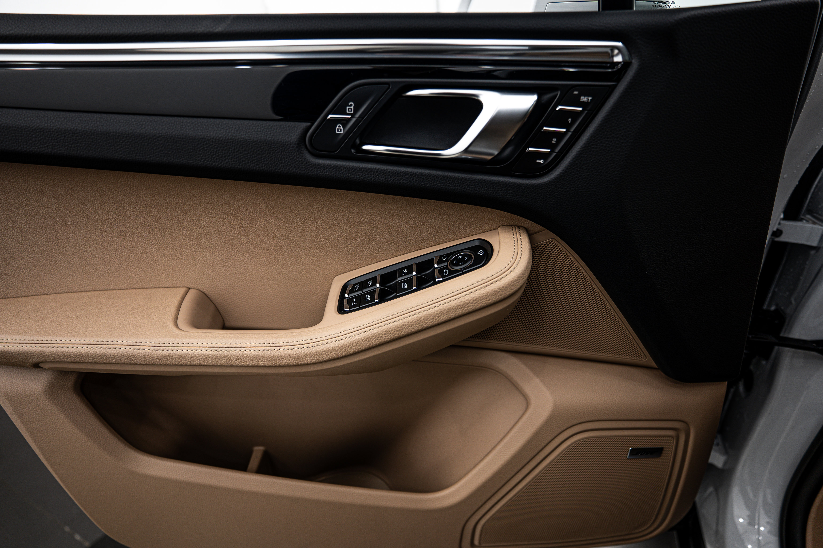 Certified 2025 Porsche Macan image 18