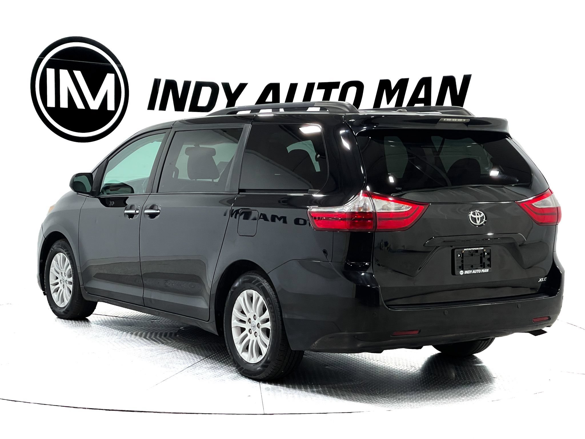 Used 2017 Toyota Sienna XLE w/ XLE Navigation Package FWD image 6