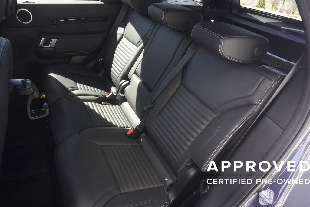 Used 2025 Land Rover Discovery S image 30