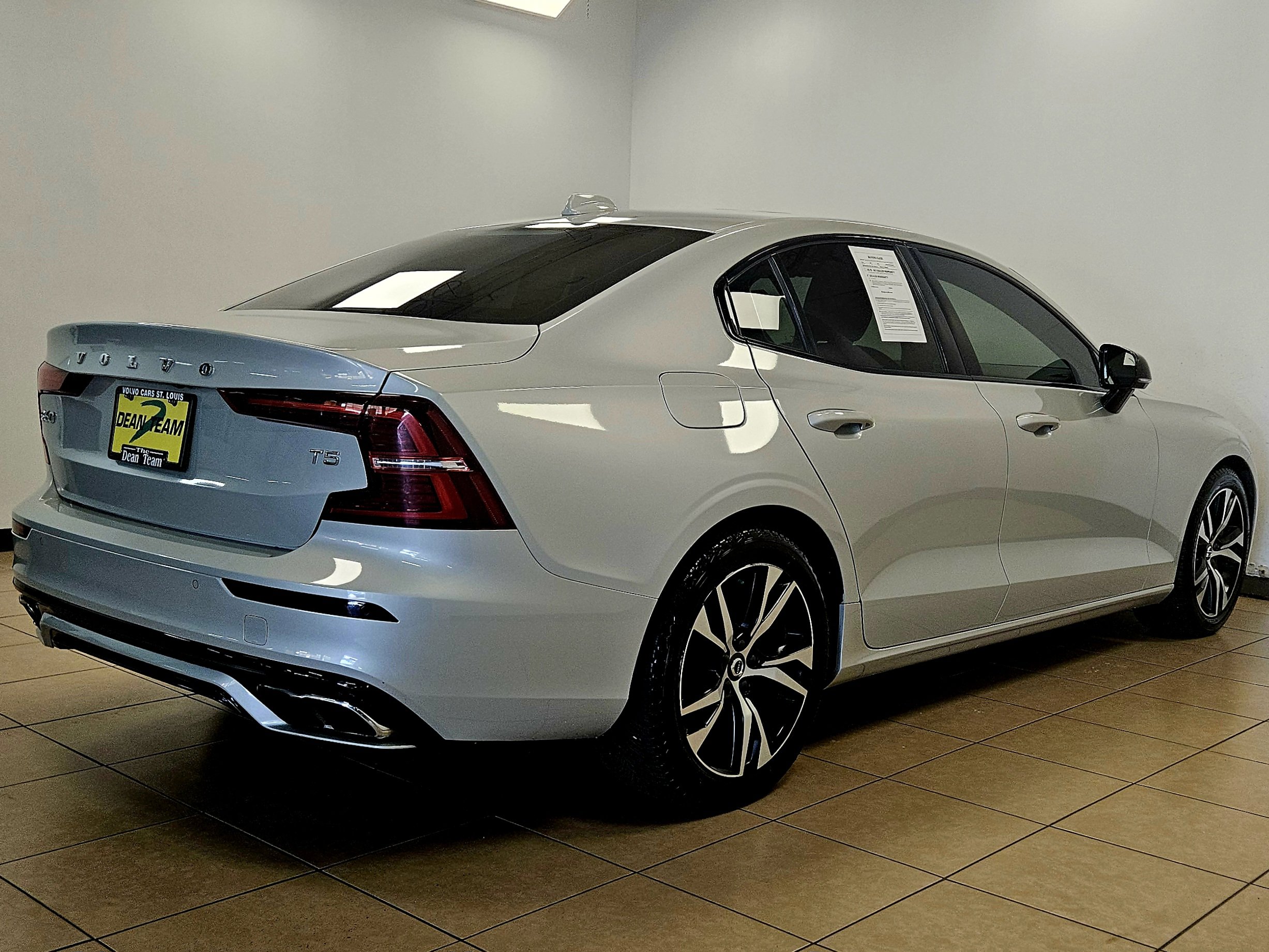 Used 2021 Volvo S60 T5 R-Design image 4