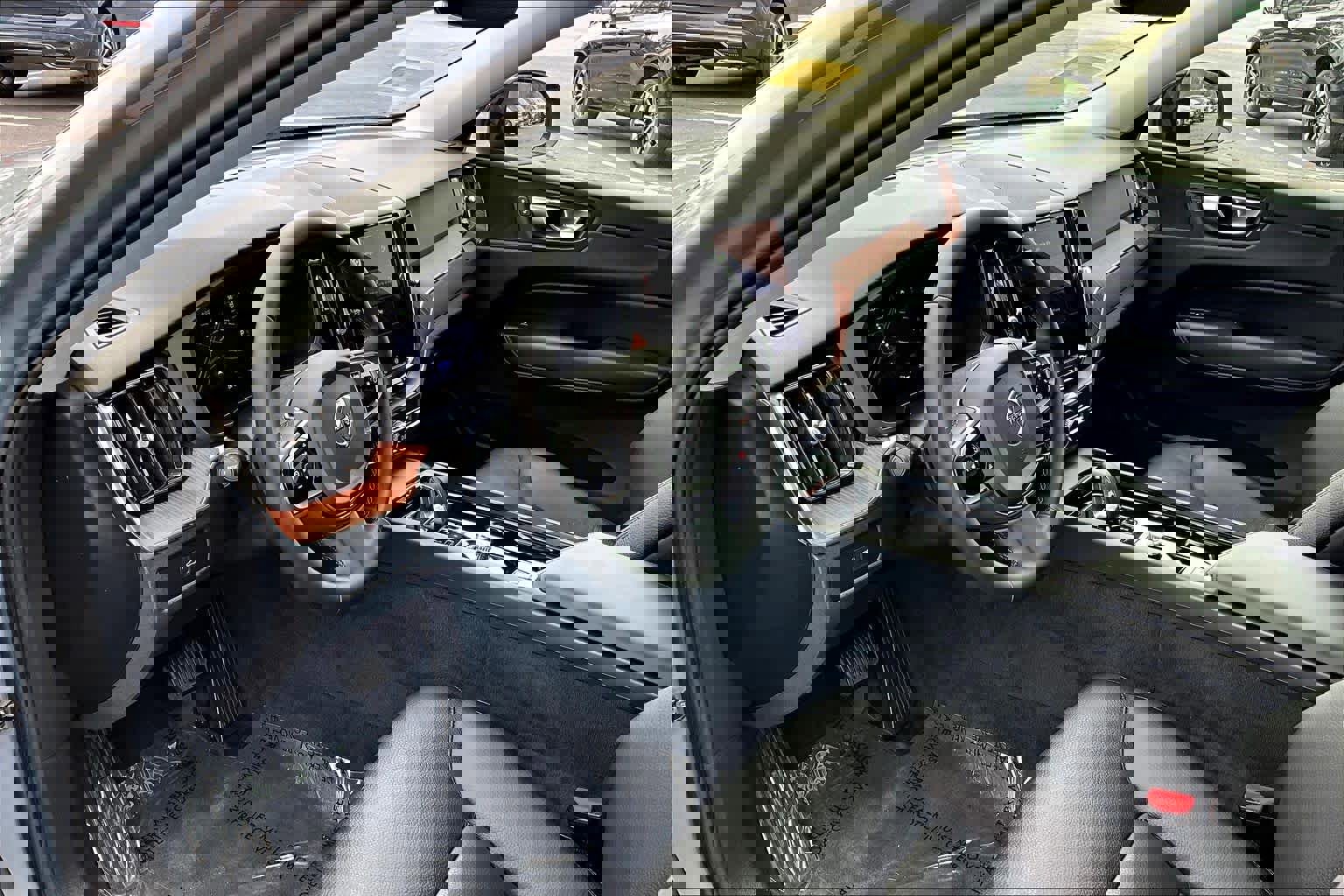 Used 2024 Volvo XC60 B5 Plus w/ Climate Package image 18