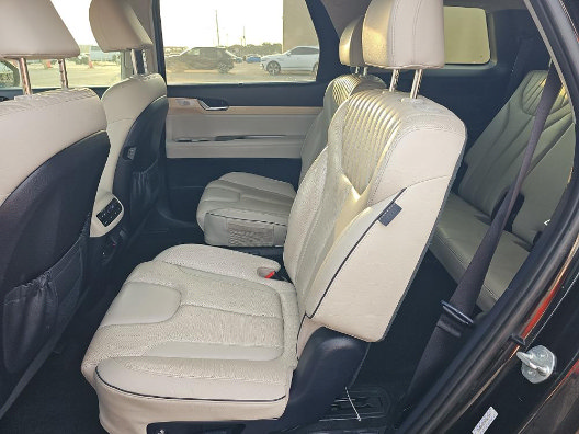Used 2023 Hyundai Palisade Limited w/ Winter Package FWD image 14