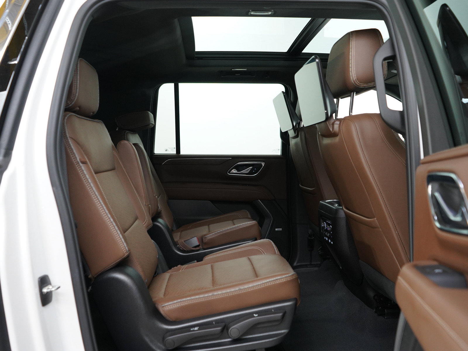 Used 2023 Chevrolet Suburban High Country AWD/4WD image 13