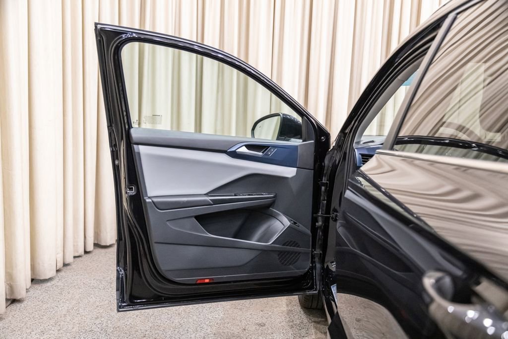Certified 2023 Volkswagen Taos SE w/ Panoramic Sunroof Package FWD image 8