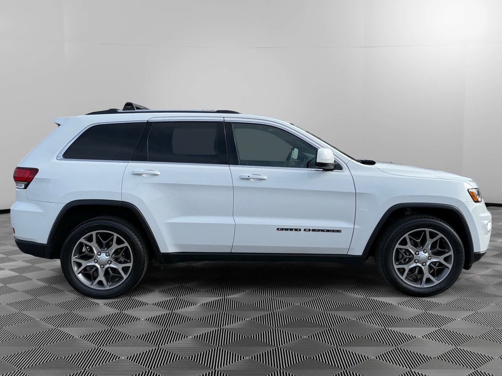 Used 2021 Jeep Grand Cherokee Laredo image 6