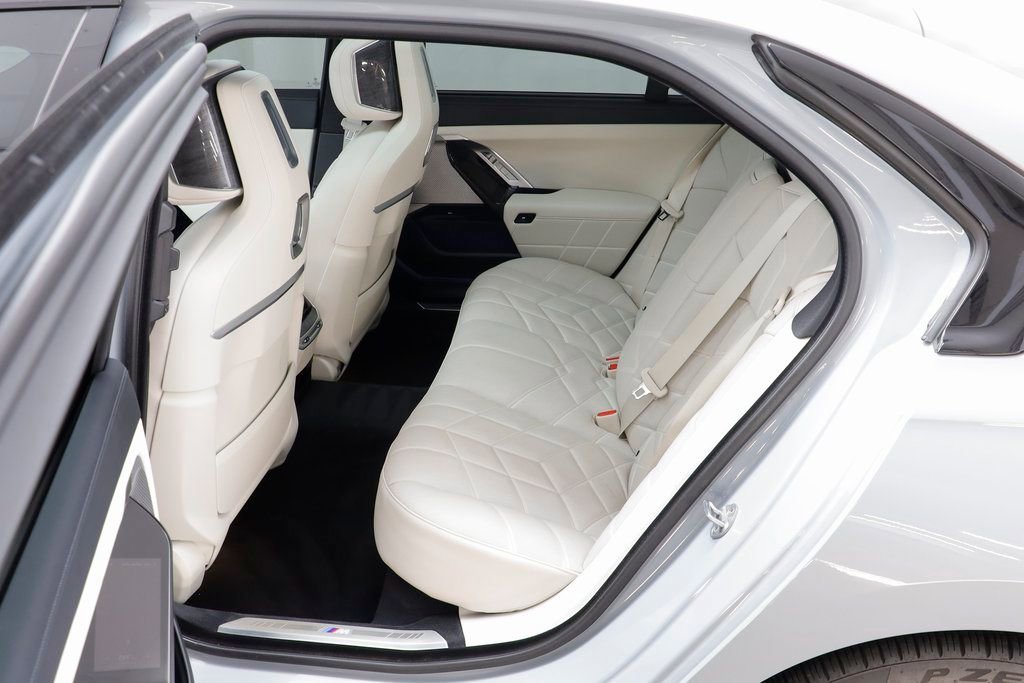 Used 2024 BMW 760i xDrive w/ Premium Package 2 image 16