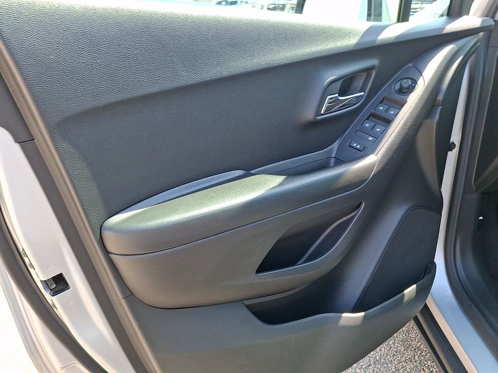 Used 2022 Chevrolet Trax LT w/ LT Convenience Package image 15