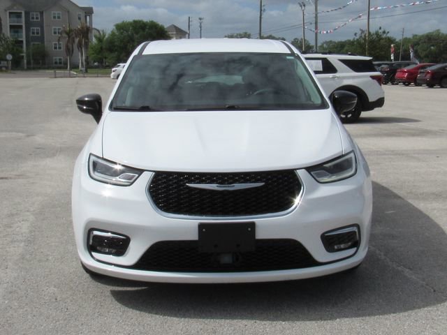 Used 2024 Chrysler Pacifica Touring-L image 8