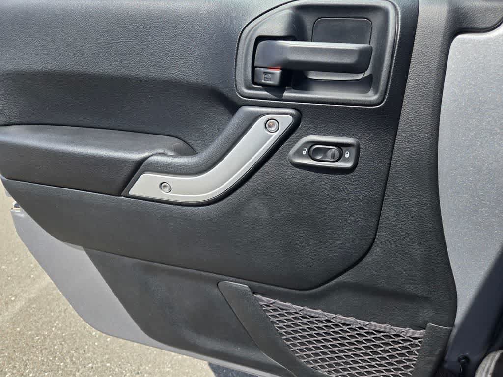 Used 2018 Jeep Wrangler Unlimited Sahara w/ Connectivity Group AWD/4WD image 19