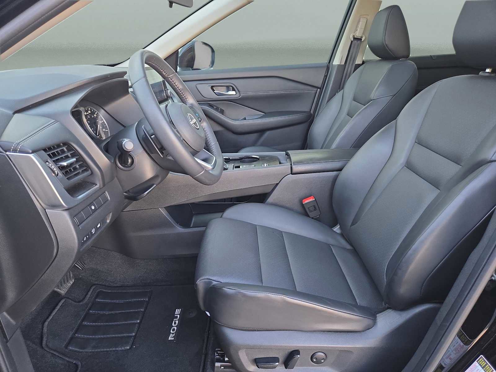 Used 2024 Nissan Rogue SV w/ SV Premium Package image 20