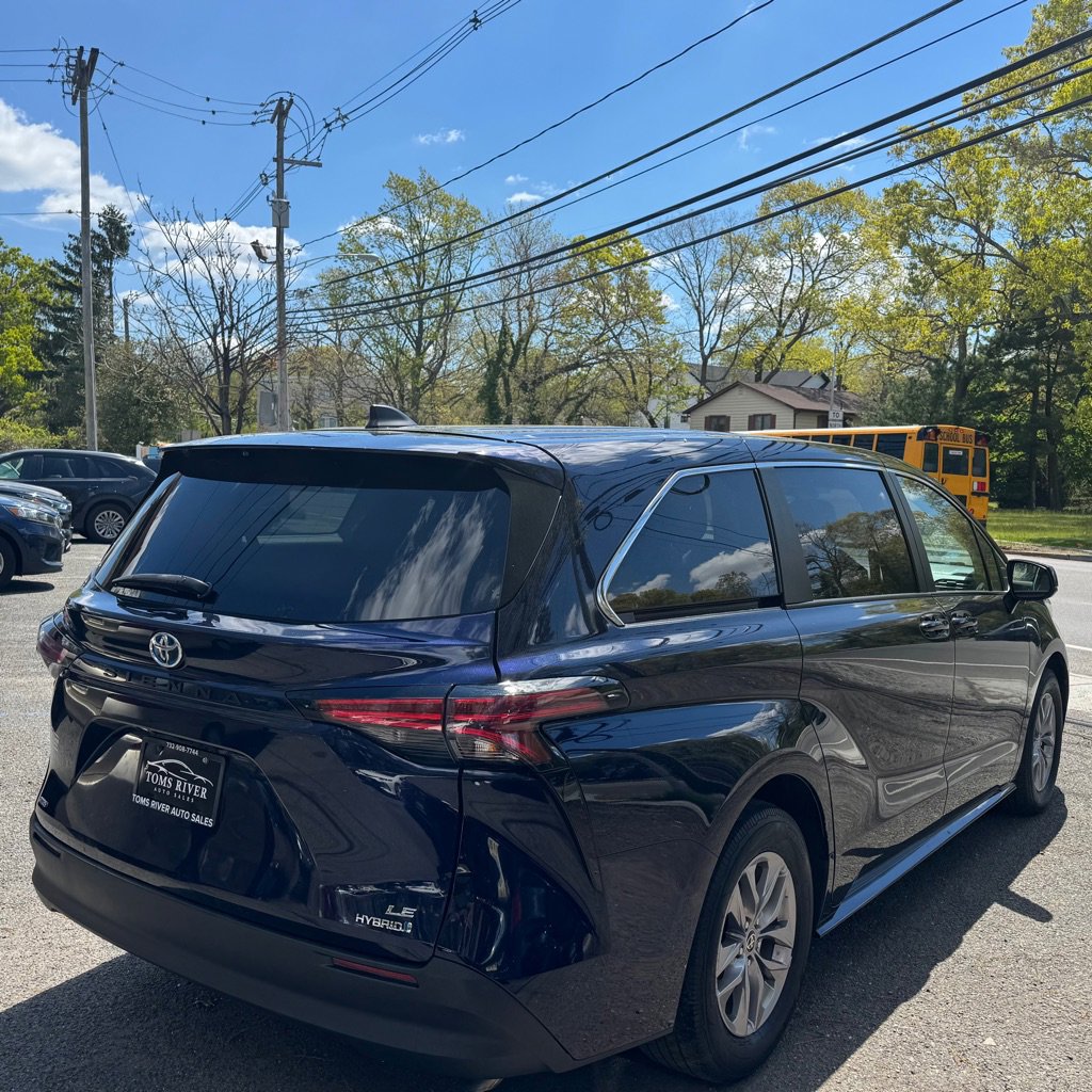 Used 2022 Toyota Sienna LE AWD/4WD image 5