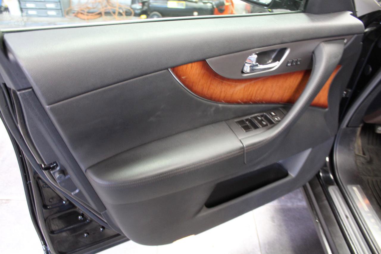 Used 2013 INFINITI FX37 AWD w/ Premium Pkg image 21