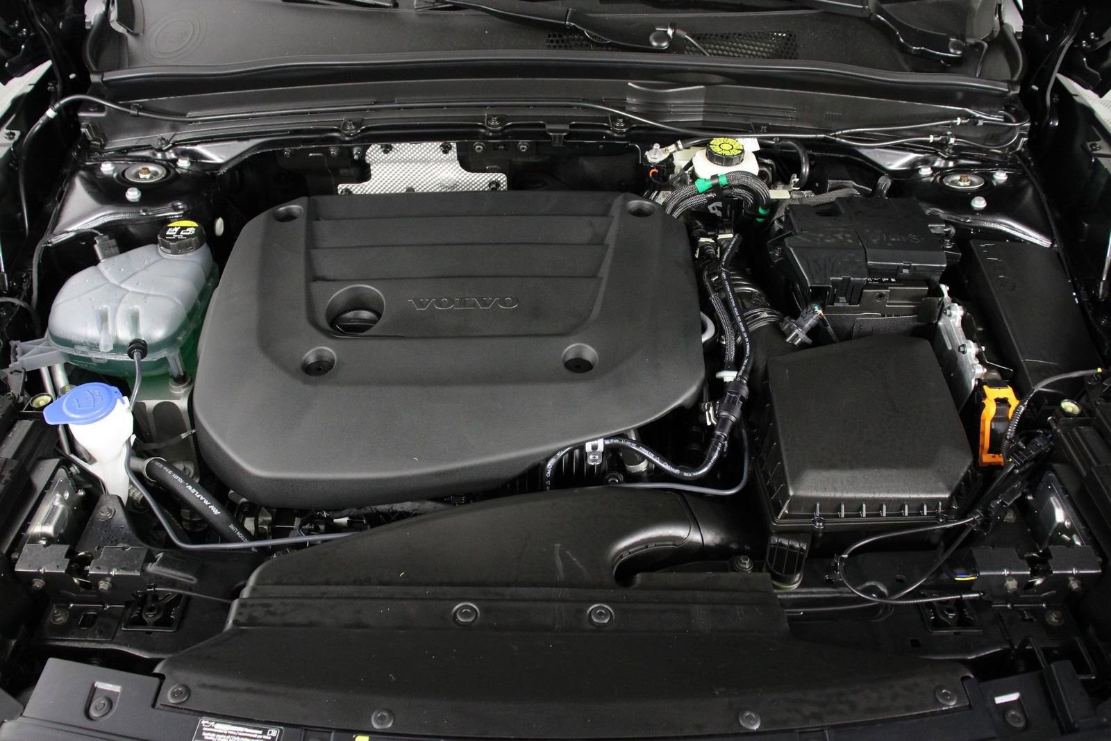 Certified 2025 Volvo XC40 B5 Plus AWD/4WD image 24