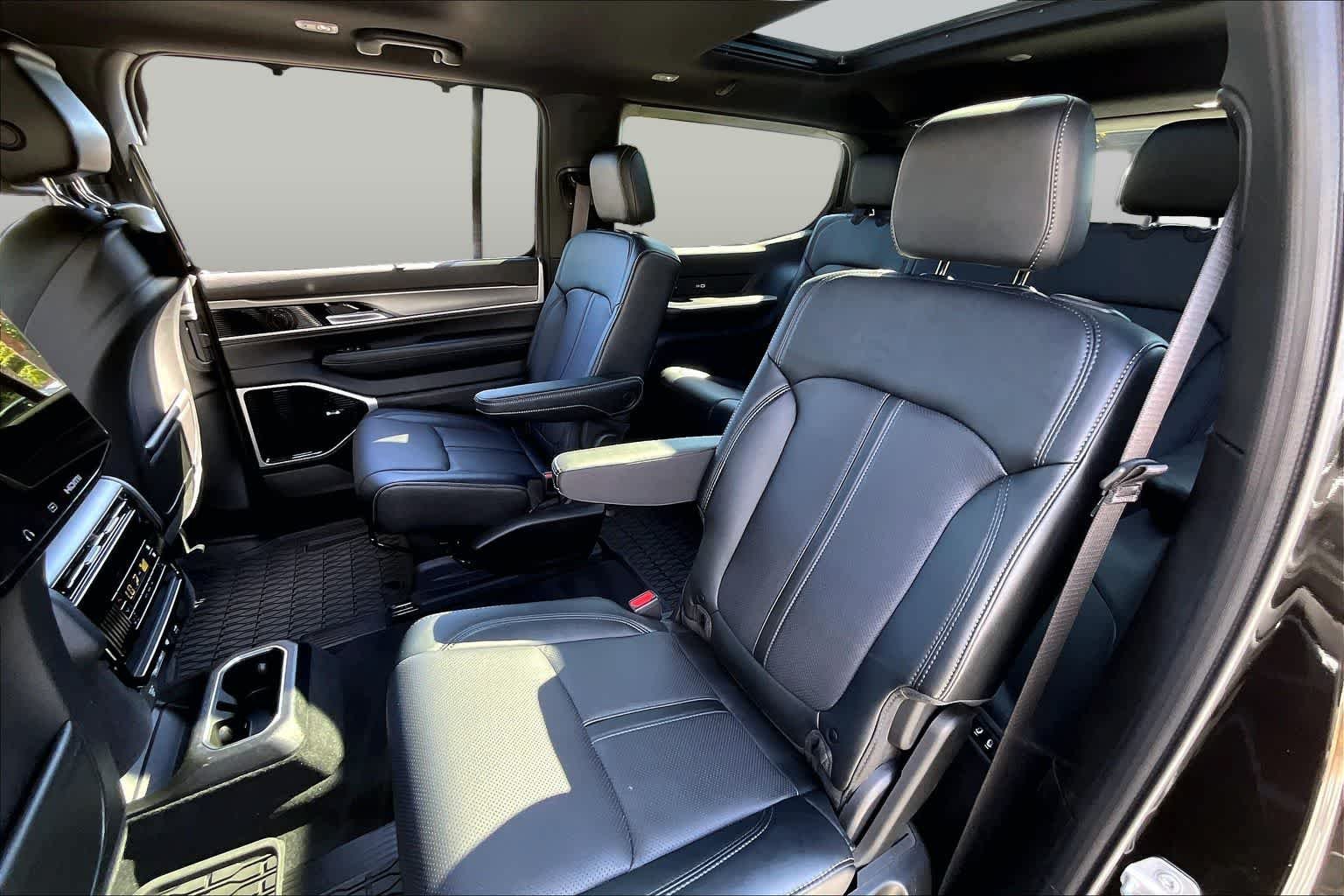 Used 2025 Jeep Wagoneer Series III w/ Premium Group I AWD/4WD image 19