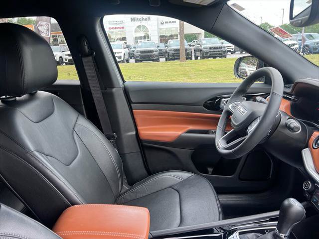 Certified 2025 Jeep Compass Limited w/ Elite Group AWD/4WD image 13