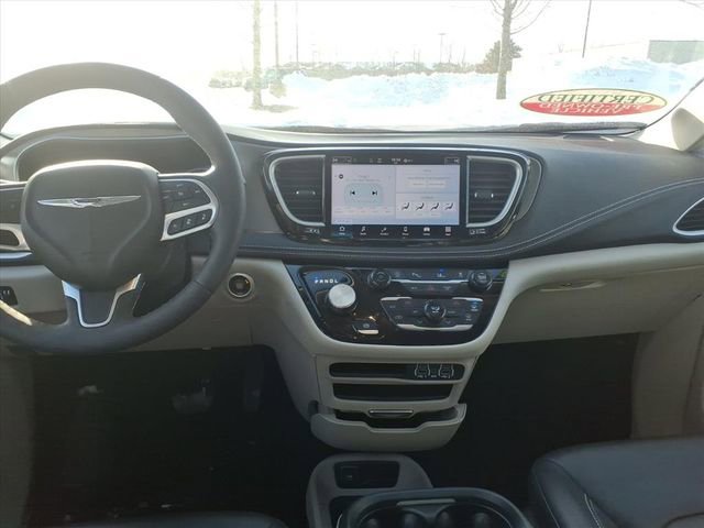Certified 2023 Chrysler Pacifica Touring-L image 11