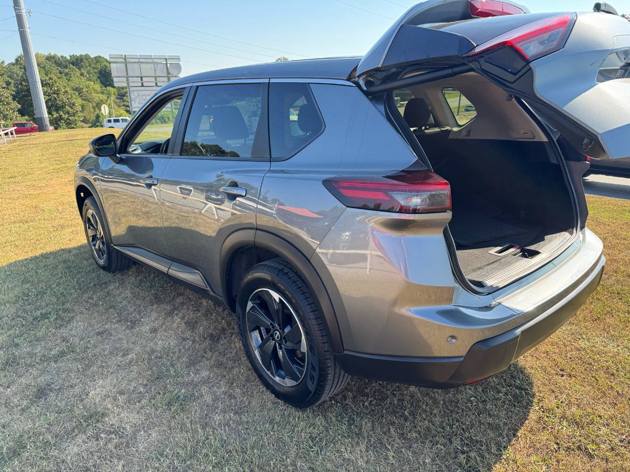 Used 2025 Nissan Rogue SV AWD/4WD image 16