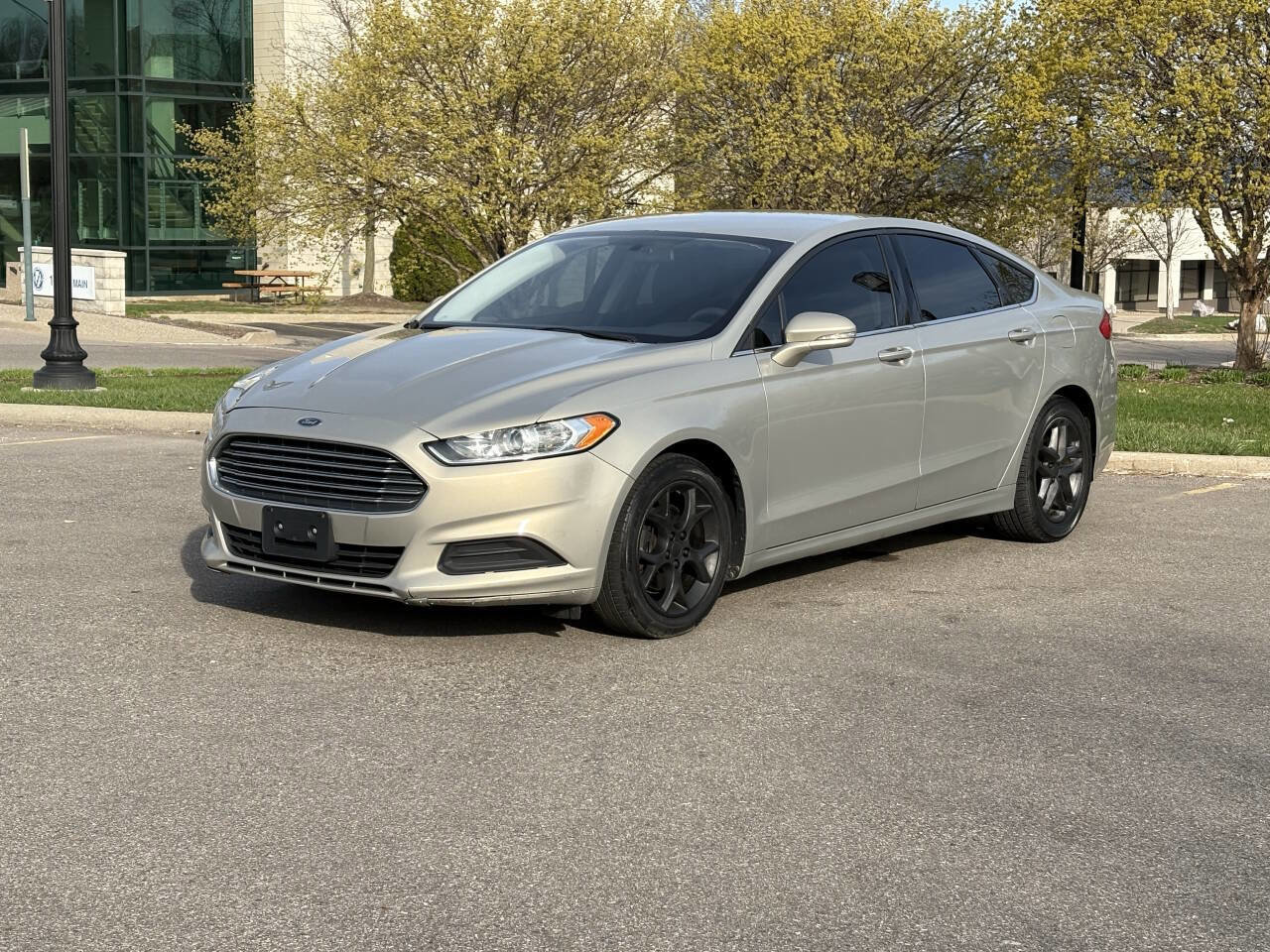 Used 2015 Ford Fusion SE FWD image 1