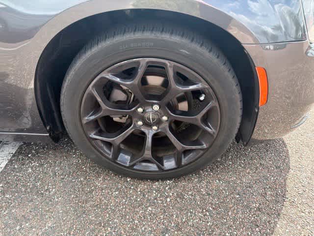 Used 2019 Chrysler 300 Touring w/ Sport Appearance Package RWD image 7