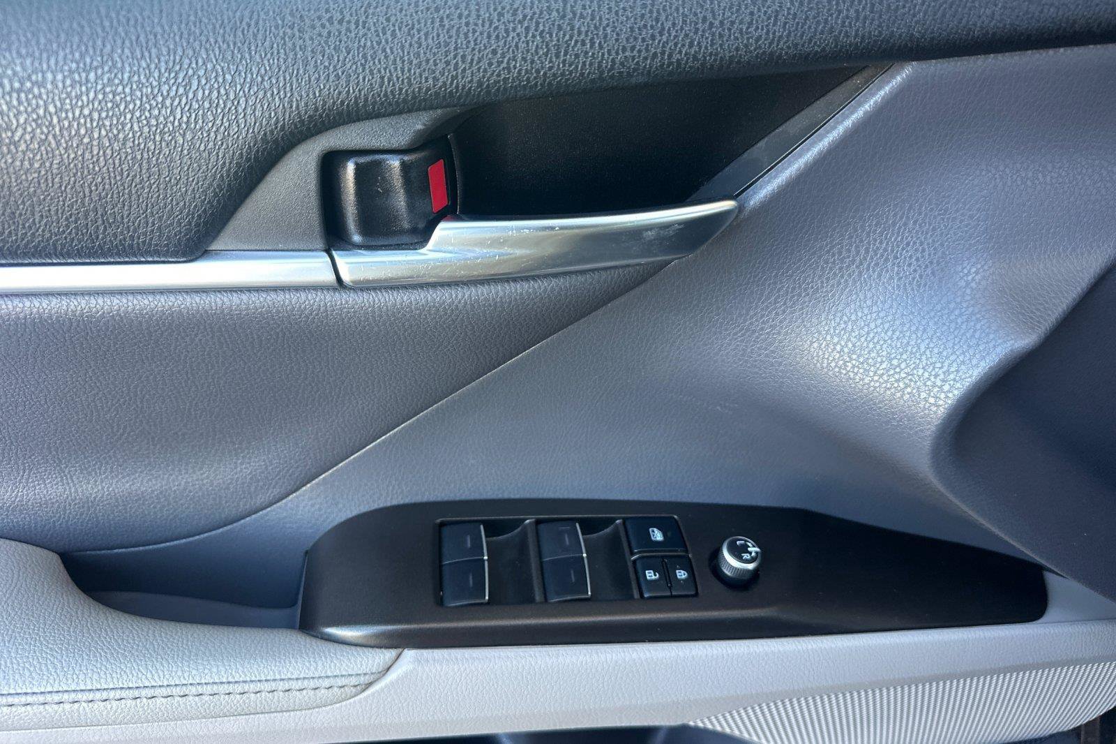 Used 2022 Toyota Camry XSE FWD image 10