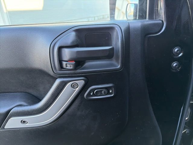 Used 2013 Jeep Wrangler Unlimited Rubicon w/ Connectivity Group AWD/4WD image 27