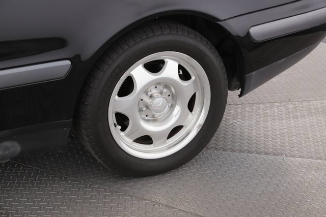 Used 1999 Mercedes-Benz CLK 320 Cabriolet image 15