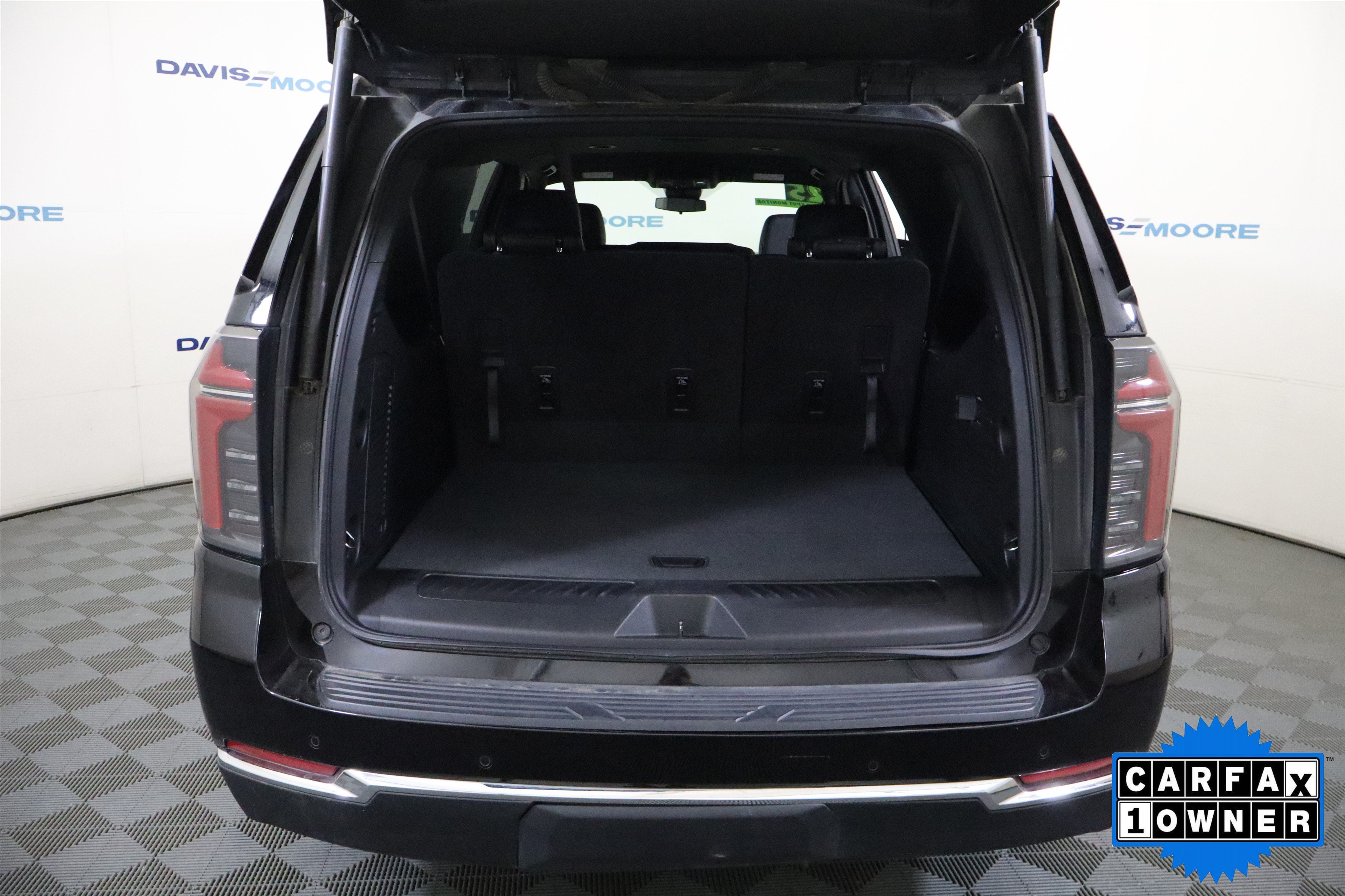 Used 2025 Chevrolet Suburban LT AWD/4WD image 9