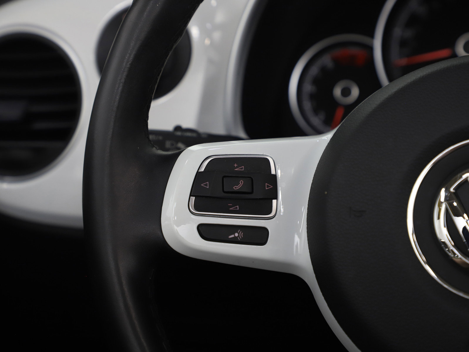 Used 2019 Volkswagen Beetle 2.0T S FWD image 22