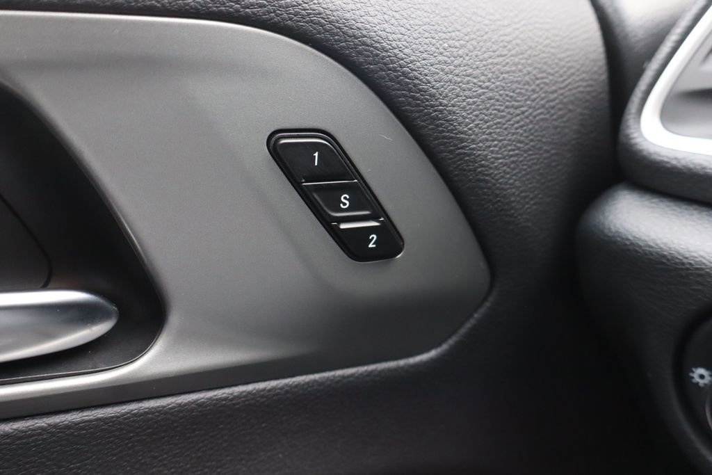 Used 2025 Chrysler Pacifica Select image 32