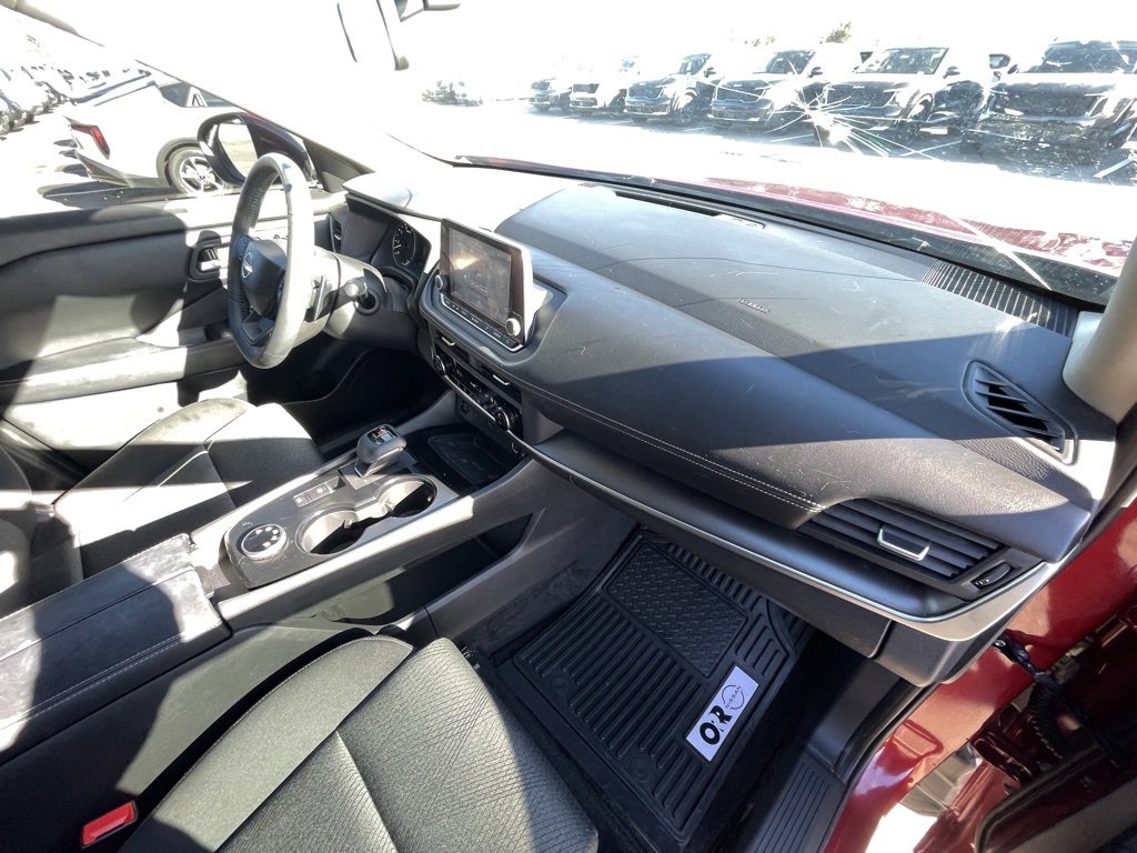 Used 2025 Nissan Rogue SV image 28