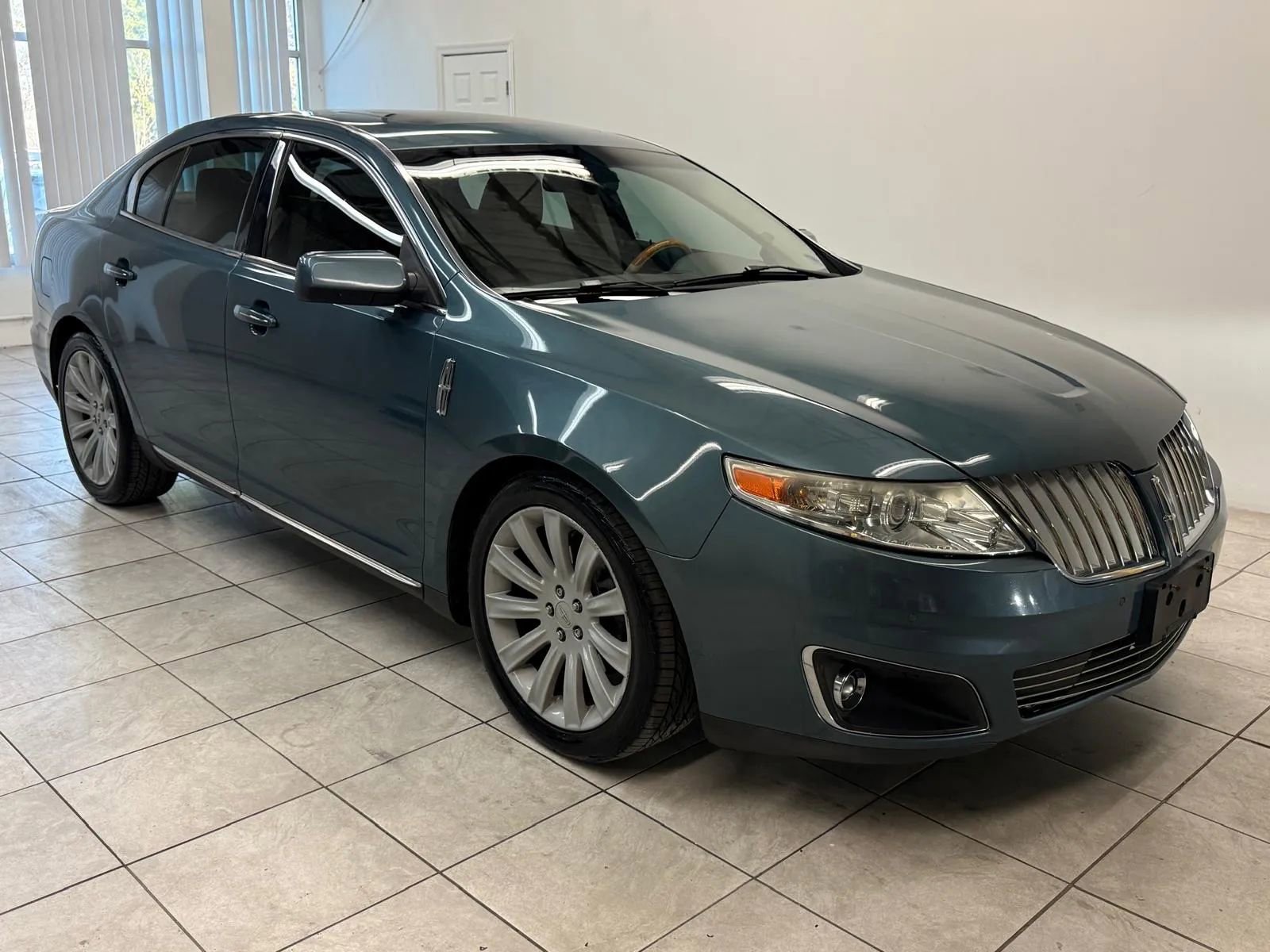 Used 2010 Lincoln MKS image 1