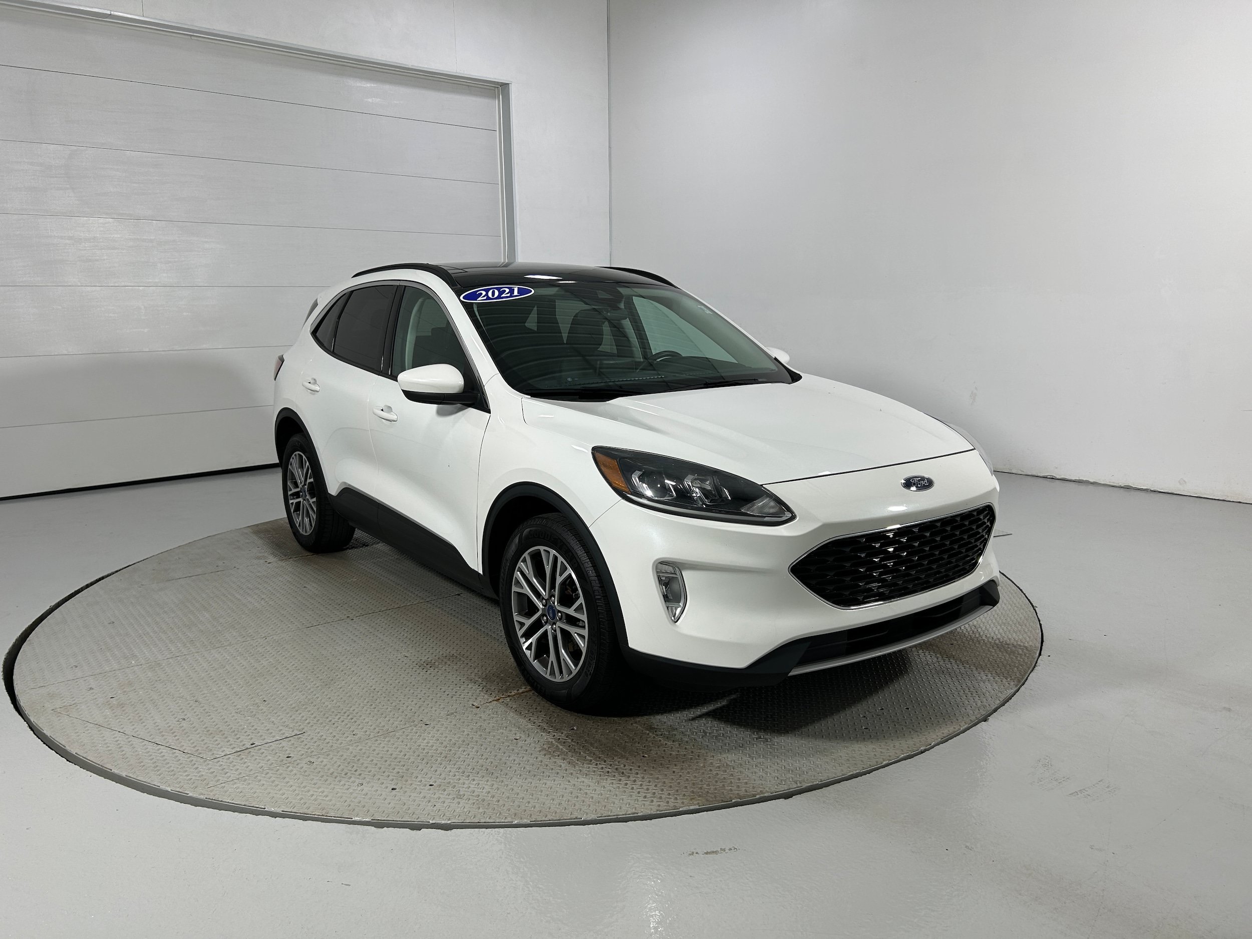Used 2021 Ford Escape SEL w/ Technology Package AWD/4WD image 2