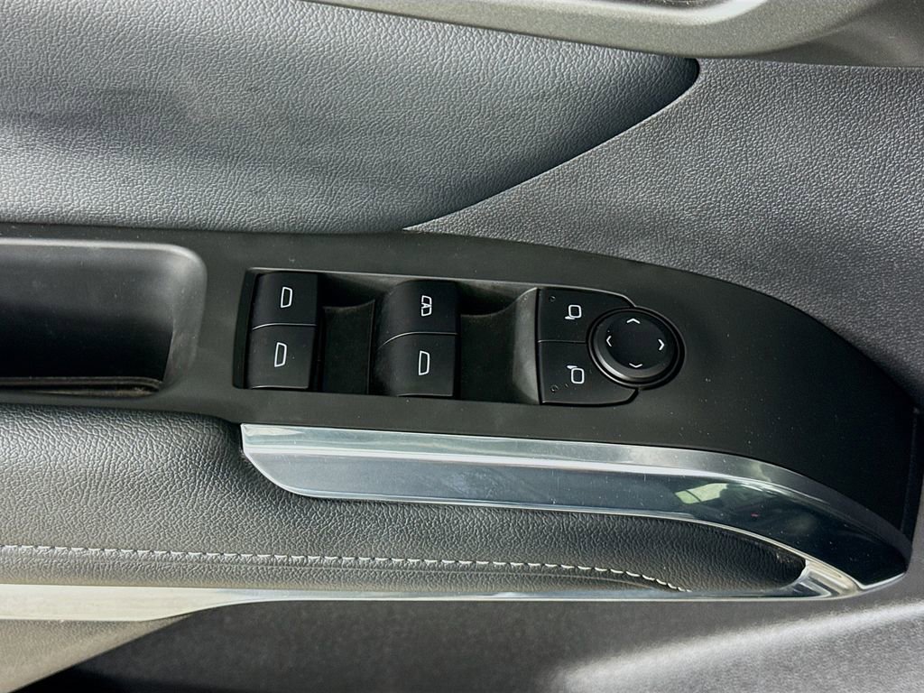 Used 2025 Chevrolet Traverse LT image 19