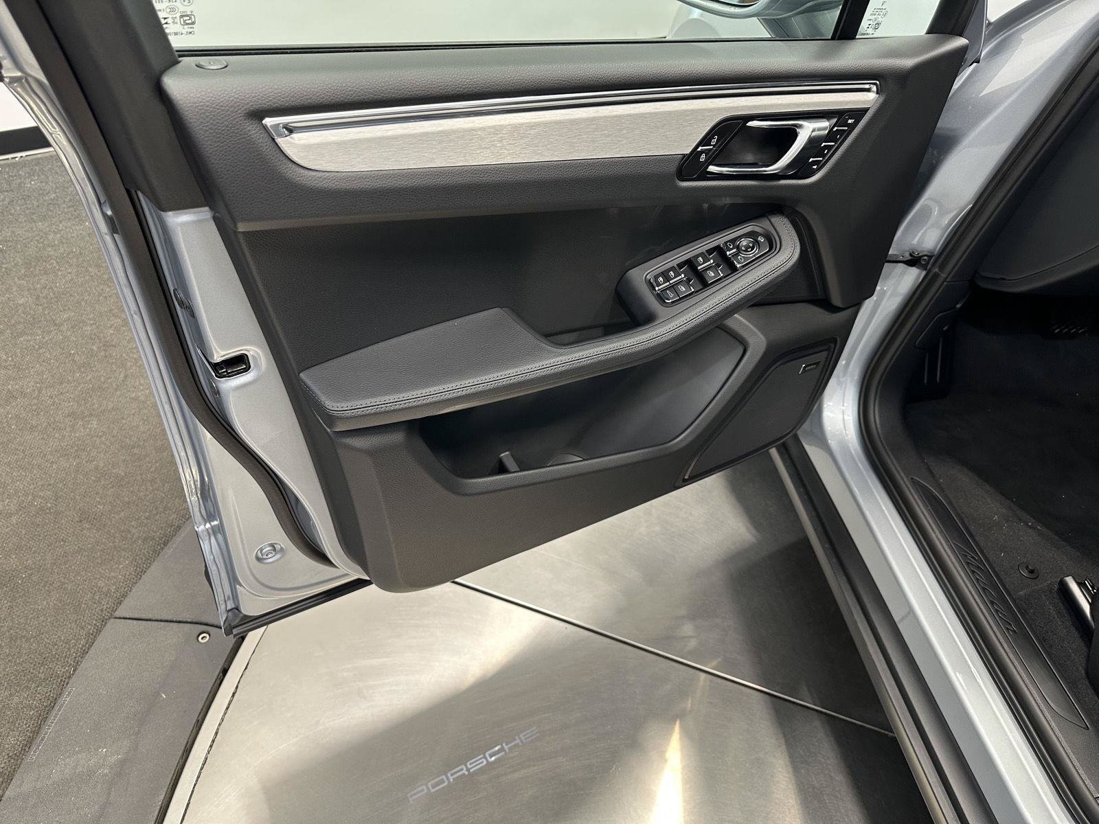 New 2026 Porsche Macan AWD/4WD image 15