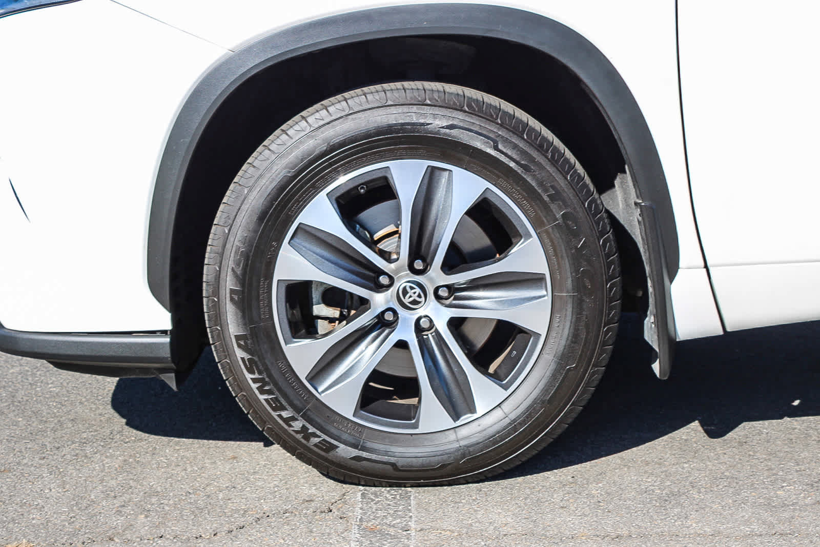 Used 2021 Toyota Highlander XLE AWD/4WD image 11